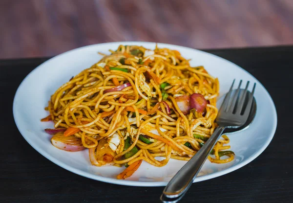 Chinese Noedels Chowmein Een Plaat Met Lepel Vork Warm Vers — Stockfoto