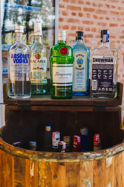 Katmandu, Nepal - Aralık 16,2017: içki, içki ya da alkol, bir bar veya lokali farklı markalar. Birden çok bar, içki şişeleri satýr yetişkin İçecek şişe