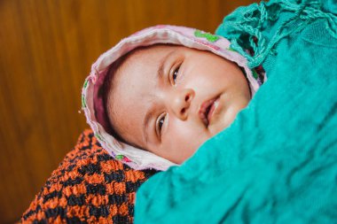 Güzel bir uyku yeni doğan bebek portre portre. Asya bebek kız uyuyor. Nepal bebek kız.