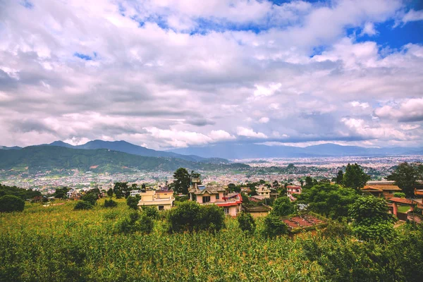 ネパール カトマンズ市首都 カトマンズ市のトップ ビューでヒマラヤ山に鳥の目ビュー カトマンズ市の空撮 — ストック写真