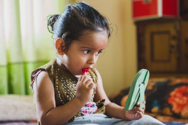 Mutlu Asya bebek çocuk lolipop yemek ile eğleniyor. Lolipop sahip çocuklar