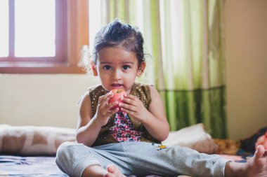 Aisan şirin mutlu çocuk yeme organik kırmızı elma