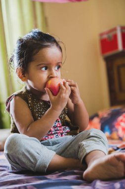 Aisan şirin mutlu çocuk yeme organik kırmızı elma