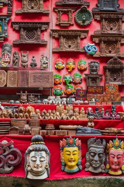 Geleneksel el yapımı Nepal ahşap maskeleri ve heykeller Unesco mirası Katmandu Nepal Satılık.