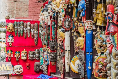 Geleneksel el yapımı Nepal ahşap maskeleri ve heykeller Unesco mirası Katmandu Nepal Satılık.
