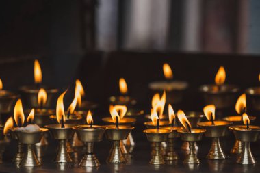 birlikte Tapınağı Katmandu Nepal yakıcı yağ lambaları bir sürü.
