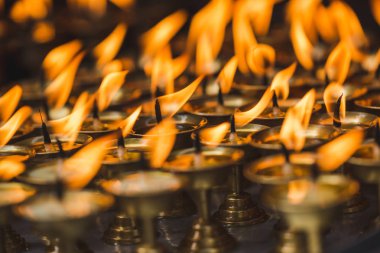 birlikte Tapınağı Katmandu Nepal yakıcı yağ lambaları bir sürü.