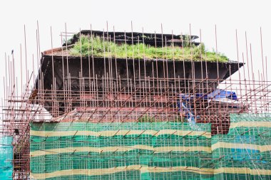 Bina yenileme iskele. Yapıdır altında inşaat, metal iskele, yapı iskeleleri, deprem sonrası yenileme altında inşa demir İnşaat.