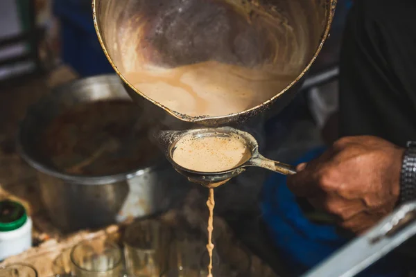 Katmandu Nepal.Street gıda satışı için sokakta Satılık masala süt çay yapma.
