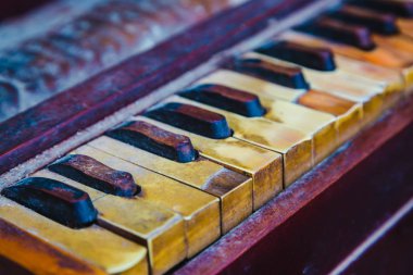 Close-up Shot in geleneksel eski ve tozlu Harmonium klavye.