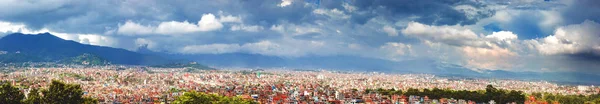 Panoroma 鸟瞰加德满都城市与喜马拉雅 寺庙城市 Kathmanddu 从巴格 Bbhairab Kritipur 的看法 — 图库照片