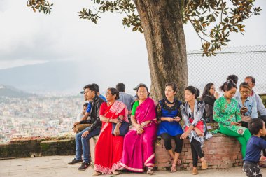 Katmandu, Nepal - Ağustos 17,2018: Nepal insanlar arkadaş ve Kritipur ailelerde güzel arka plan ile birlikte zevk görüş Katmandu Valley.Asian halkı.