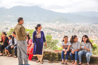 Katmandu, Nepal - Ağustos 17,2018: Nepal insanlar arkadaş ve Kritipur ailelerde güzel arka plan ile birlikte zevk görüş Katmandu Valley.Asian halkı.