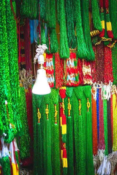 Πολύχρωμο Χορδές Από Γυάλινες Χάντρες Φυλάσσονται Για Πώληση Στην Ασιατική — Φωτογραφία Αρχείου