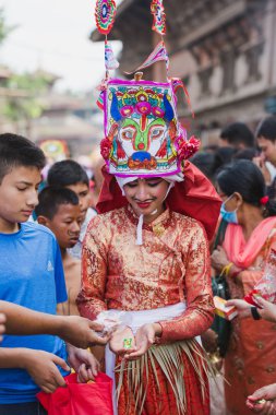 Katmandu, Nepal - Ağustos 27,2018: insanlar kutlama Gaijatra Festival.This Nepal, esas olarak Katmandu Vadisi'nde Newar topluluğu tarafından kutlanan bir festival olduğunu. Festivalin yıl boyunca insanın ölümü anısına.