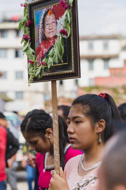Katmandu, Nepal - Ağustos 27,2018: insanlar kutlama Gaijatra Festival.This Nepal, esas olarak Katmandu Vadisi'nde Newar topluluğu tarafından kutlanan bir festival olduğunu. Festivalin yıl boyunca insanın ölümü anısına.