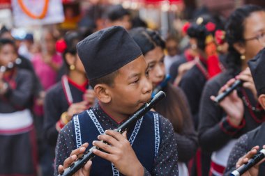 Katmandu, Nepal - Ağustos 27,2018: insanlar kutlama Gaijatra Festival.This Nepal, esas olarak Katmandu Vadisi'nde Newar topluluğu tarafından kutlanan bir festival olduğunu. Festivalin yıl boyunca insanın ölümü anısına.