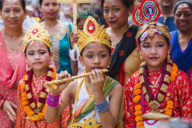 Katmandu, Nepal - Ağustos 27,2018: insanlar kutlama Gaijatra Festival.This Nepal, esas olarak Katmandu Vadisi'nde Newar topluluğu tarafından kutlanan bir festival olduğunu. Festivalin yıl boyunca insanın ölümü anısına.