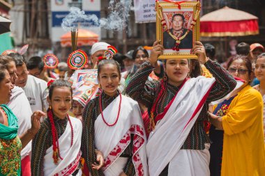 Katmandu, Nepal - Ağustos 27,2018: insanlar kutlama Gaijatra Festival.This Nepal, esas olarak Katmandu Vadisi'nde Newar topluluğu tarafından kutlanan bir festival olduğunu. Festivalin yıl boyunca insanın ölümü anısına.