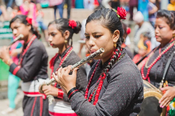 尼泊尔加德满都 272018 Gaijatra 节的人们 这是在尼泊尔庆祝的节日 主要在加德满都山谷由 Newar 节日纪念一年中人们的死亡 — 图库照片