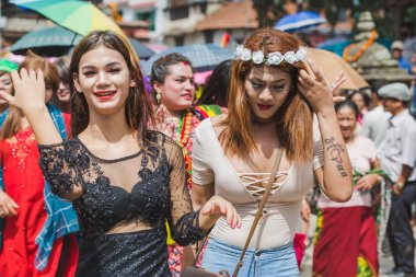 Katmandu, Nepal - Ağustos 27,2018: inek ve jatra Nepal Dili Festivali anlamına gelir, Nepal, esas olarak Katmandu Vadisi'nde Newar topluluğu tarafından kutlanan bir Festivali üçüncü cinsiyet insanlar kutlama Gaijatra Festival.Gai Jatra, gai anlamına gelir.
