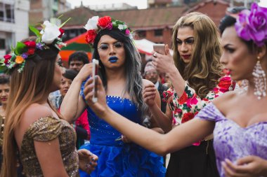 Katmandu, Nepal - Ağustos 27,2018: inek ve jatra Nepal Dili Festivali anlamına gelir, Nepal, esas olarak Katmandu Vadisi'nde Newar topluluğu tarafından kutlanan bir Festivali üçüncü cinsiyet insanlar kutlama Gaijatra Festival.Gai Jatra, gai anlamına gelir.