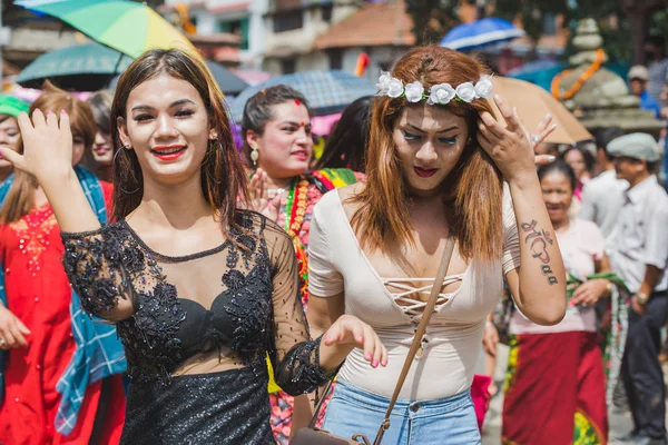 Katmandu, Nepal - Ağustos 27,2018: inek ve jatra Nepal Dili Festivali anlamına gelir, Nepal, esas olarak Katmandu Vadisi'nde Newar topluluğu tarafından kutlanan bir Festivali üçüncü cinsiyet insanlar kutlama Gaijatra Festival.Gai Jatra, gai anlamına gelir.