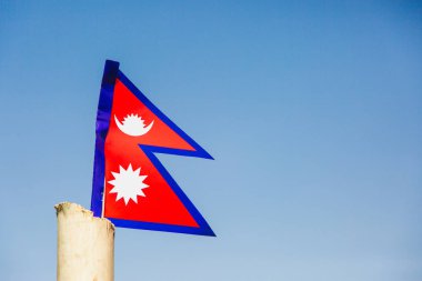 Nepal ulusal bayrak mavi gökyüzü ile. Dünya sadece dörtgen ulusal bayrak Nepal Ulusal bayraktır