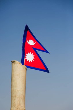 Nepal ulusal bayrak mavi gökyüzü ile. Dünya sadece dörtgen ulusal bayrak Nepal Ulusal bayraktır