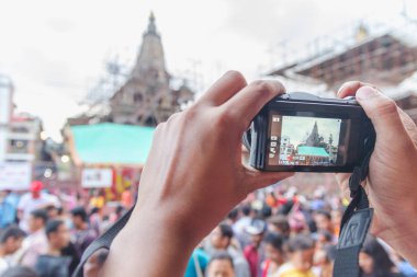 Bilinmeyen insanlar Katmandu Nepal tapınağında dijital kamera ile fotoğraf çekmek.