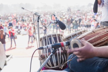 Mikrofon ile müzik aletleri de konser stand, müzik aletleri arka, davul çalmaya yakın çekim.