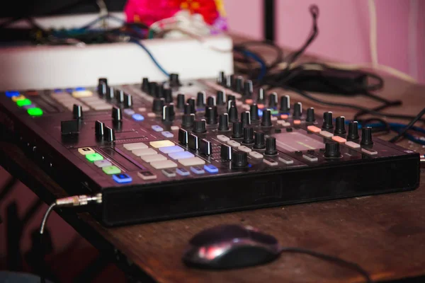 Bunte Soundmixer Der Nacht Party Konzert Discotheque Keyboard Instrumet Hintergrund — Stockfoto