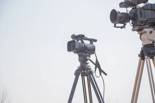 Modern dijital video kameralar beyaz arka plan üzerinde videoları almaya hazır.