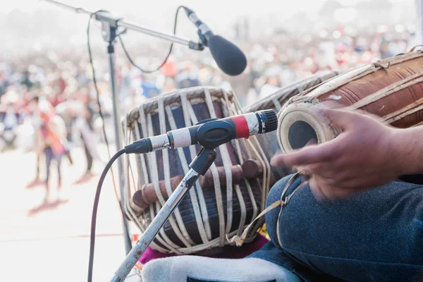Mikrofon ile müzik aletleri de konser stand, müzik aletleri arka, davul çalmaya yakın çekim.