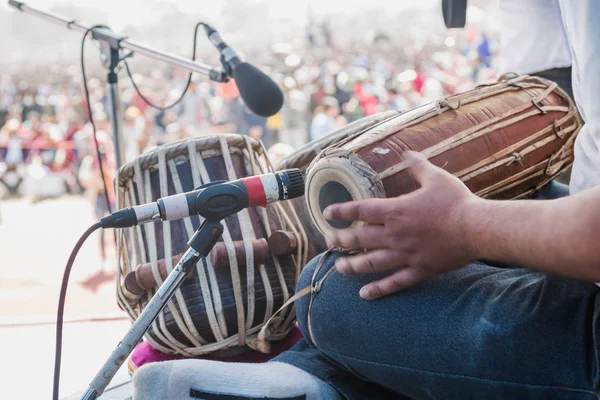 Mikrofon ile müzik aletleri de konser stand, müzik aletleri arka, davul çalmaya yakın çekim.