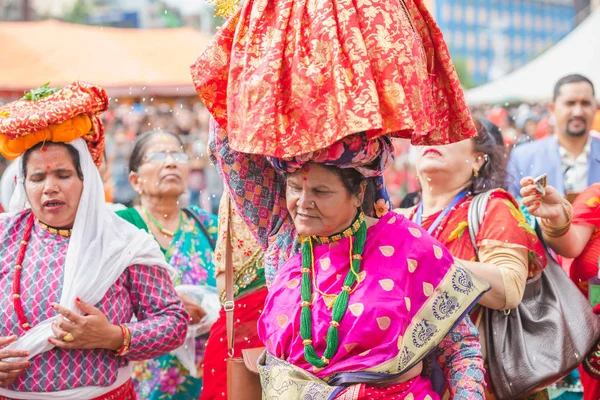 Kathmandu Nepál Září 2018 Women Tančí Nesoucí Gaura Jejich Hlavy — Stock fotografie