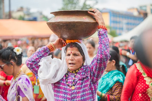 Κατμαντού Νεπάλ Σεπ 2018 Women Χορεύοντας Gaura Μεταφέρουν Στα Κεφάλια — Φωτογραφία Αρχείου