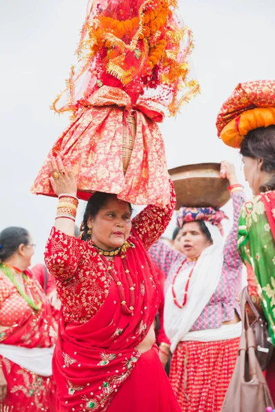 尼泊尔加德满都 32018 在加德满都高拉节之际 妇女们带着高拉在她们头上跳舞 高拉节是居住在中西部和中西部地区的印度教人民庆祝的节日 — 图库照片