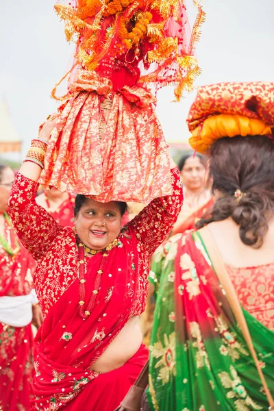 カトマンズ ネパール 2018 Women Kathmandu ゴーラ祭ゴーラ祭の際に頭の上を運ぶゴーラとダンスは特に中東西 極西部の部分のほとんどに存在するヒンドゥー教の人々 によって祝われる — ストック写真