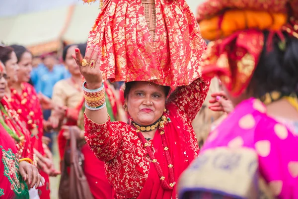 Kathmandu Nepál Září 2018 Women Tančí Nesoucí Gaura Jejich Hlavy — Stock fotografie
