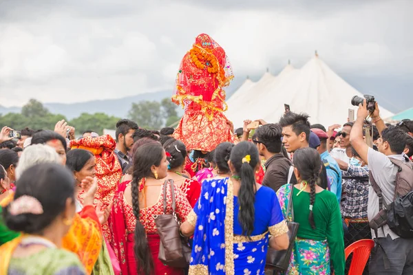 カトマンズ ネパール 2018 Women Kathmandu ゴーラ祭ゴーラ祭の際に頭の上を運ぶゴーラとダンスは特に中東西 極西部の部分のほとんどに存在するヒンドゥー教の人々 によって祝われる — ストック写真