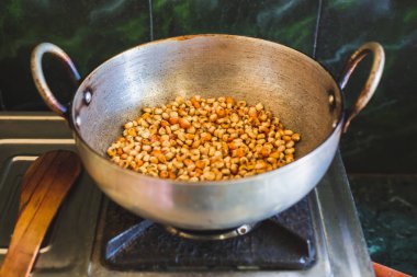 Mısır gaza kızartma Asya mutfakta Ocak. Fried Mısır popüler aperatifler yemektir Nepal.