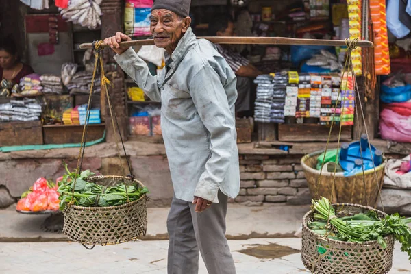 加德满都 尼泊尔 222018 一个老男人在 Basantapur 加德满都的篮子里以传统方式销售蔬菜 — 图库照片