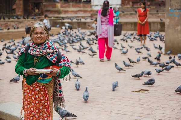 尼泊尔加德满都 222018 尼泊尔加德满都杜巴广场为鸽子出售谷物的老尼泊尔妇女 — 图库照片