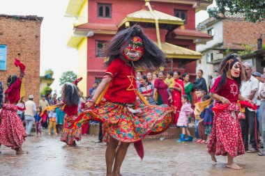 Katmandu, Nepal - Ağustos 28,2018: Lakhe dans Nepal en popüler dansları biridir. Sanatçılar giyer Lakhe kostüm ve maske ve dansları sokakları ve festivaller.