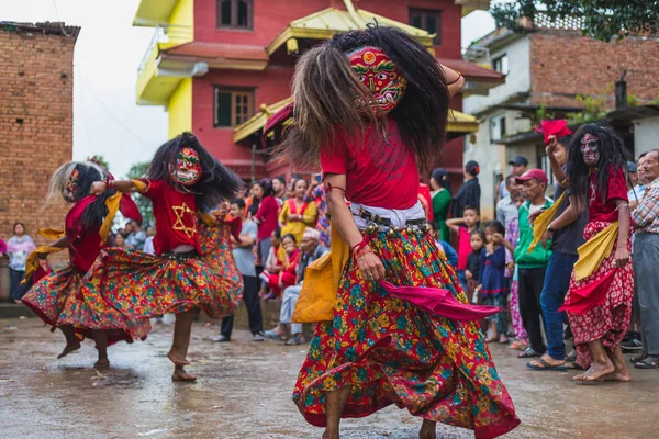 Katmandu, Nepal - Ağustos 28,2018: Lakhe dans Nepal en popüler dansları biridir. Sanatçılar giyer Lakhe kostüm ve maske ve dansları sokakları ve festivaller.