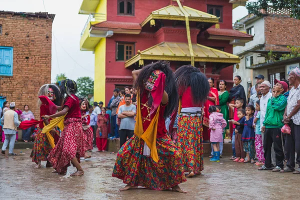 Katmandu, Nepal - Ağustos 28,2018: Lakhe dans Nepal en popüler dansları biridir. Sanatçılar giyer Lakhe kostüm ve maske ve dansları sokakları ve festivaller.