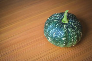 Ahşap zemin üzerine yeşil Himalaya kabak görüntüsünü kapatmak.