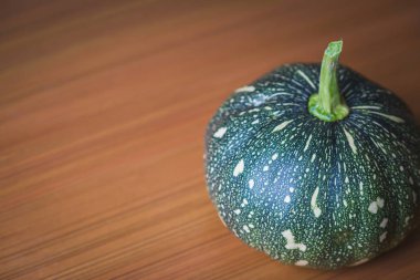 Ahşap zemin üzerine yeşil Himalaya kabak görüntüsünü kapatmak.