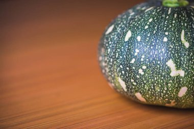 Ahşap zemin üzerine yeşil Himalaya kabak görüntüsünü kapatmak.